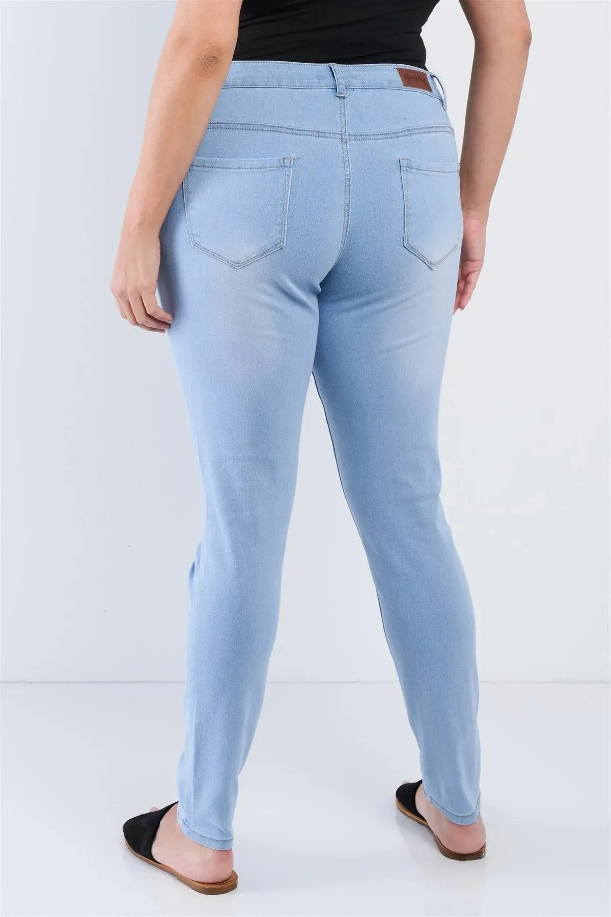 Junior Plus Size Light Blue Mid-Rise Distressed Denim Pants/1-1-3-4-2-1